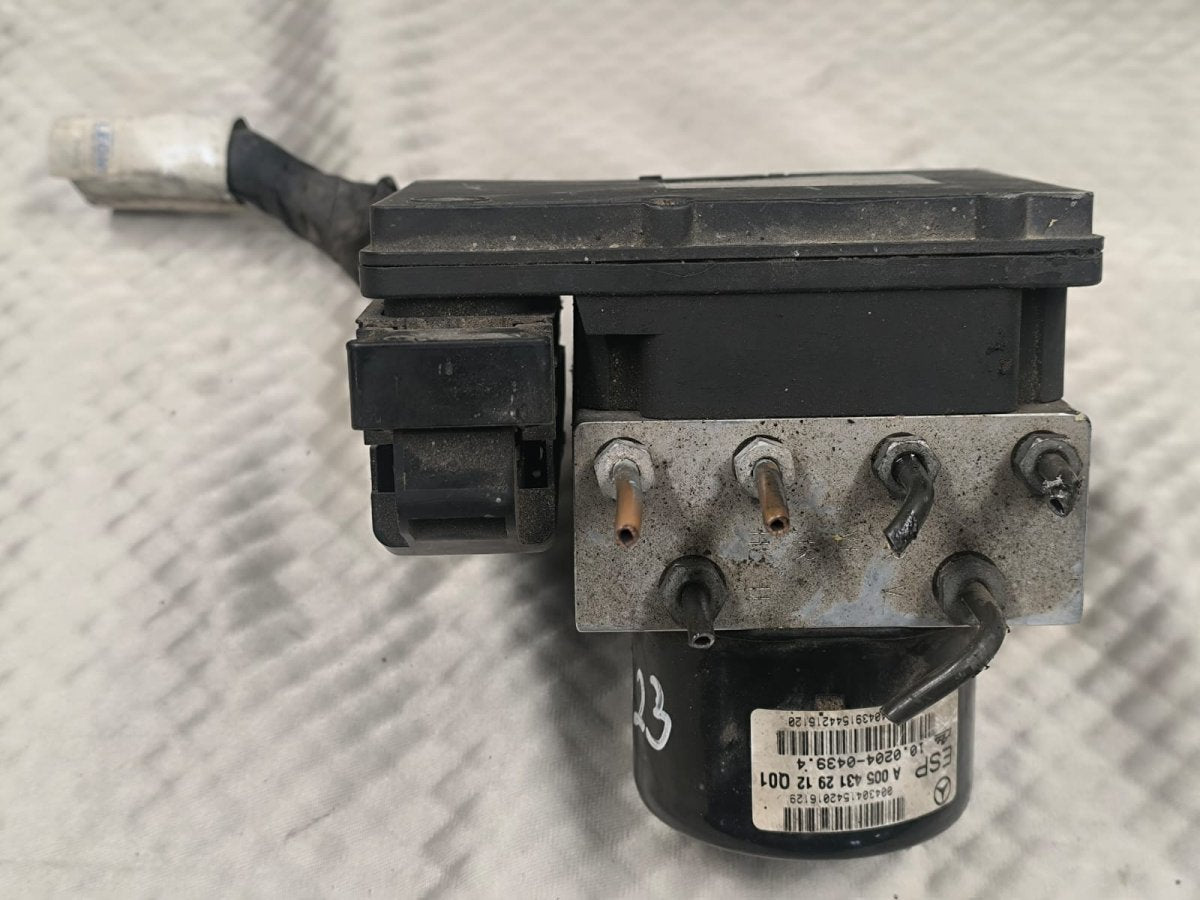 MERCEDES-BENZ C-CLASS (W203, CL203) (2000-2011) /  2004 ABS hydraulikoneisto - A0054312912 A0365454132 00402282D1